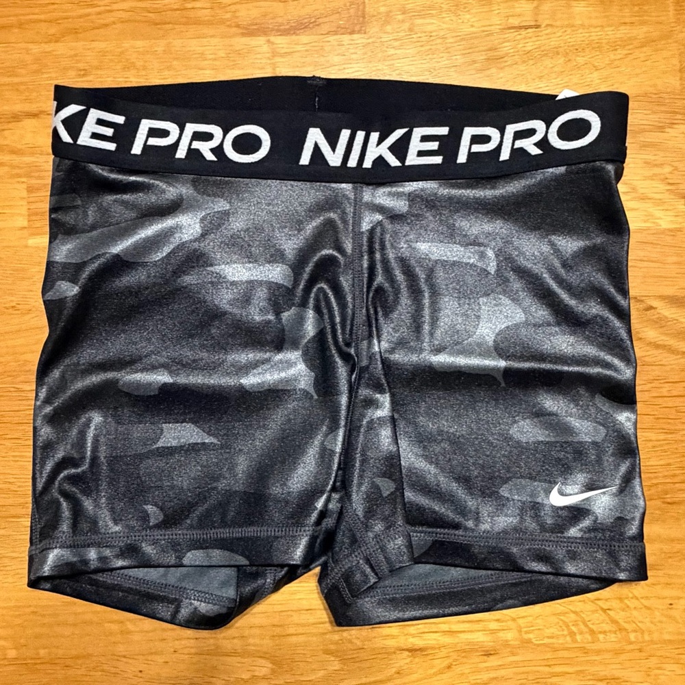 NWOT Nike Pro Black/Gray Camo Compression Shorts Size Small